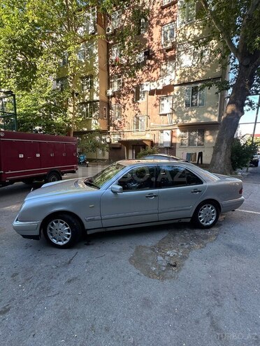 Mercedes E 280-8
