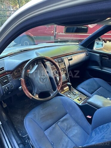 Mercedes E 280-10
