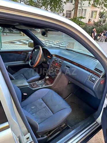 Mercedes E 280-11