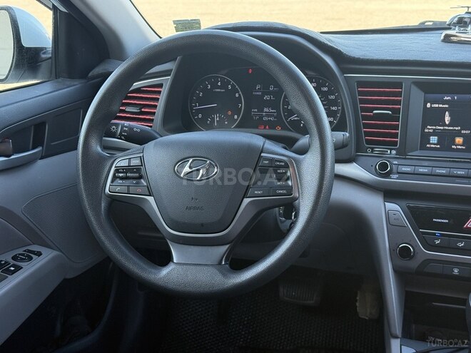 Hyundai Elantra-12
