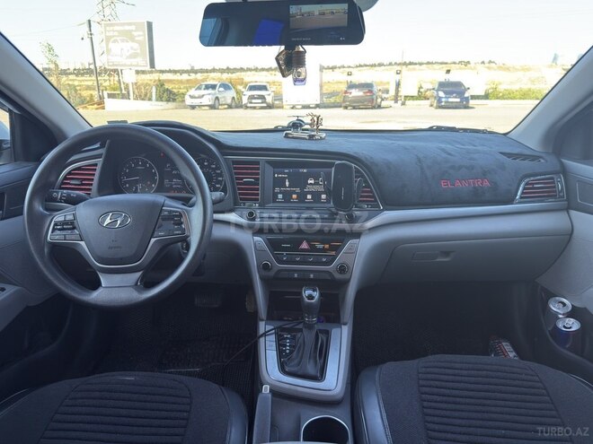 Hyundai Elantra-11