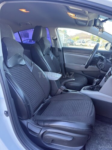 Hyundai Elantra-9
