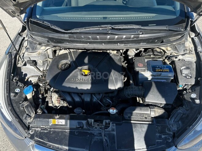Hyundai Elantra-12