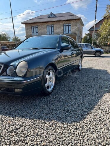 Mercedes E 240-3