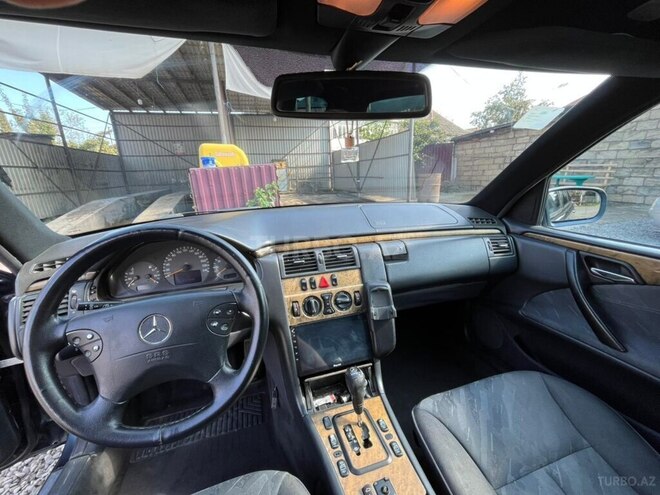Mercedes E 240-6