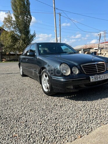 Mercedes E 240-1