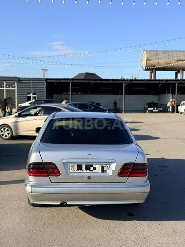 Mercedes E 220-2