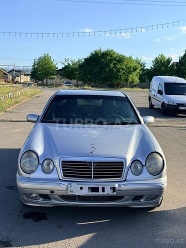 Mercedes E 220-1