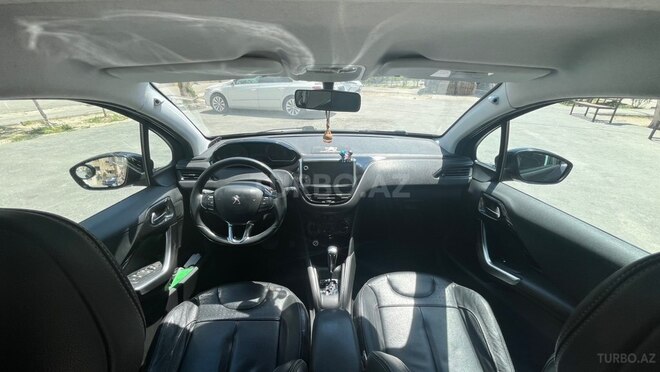 Peugeot 208-12