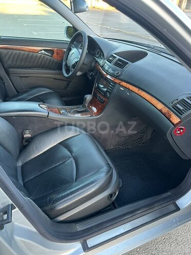 Mercedes E 200-11