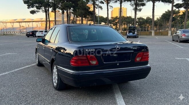 Mercedes E 240-4