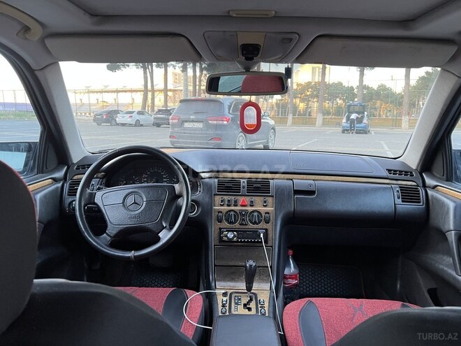 Mercedes E 240-6