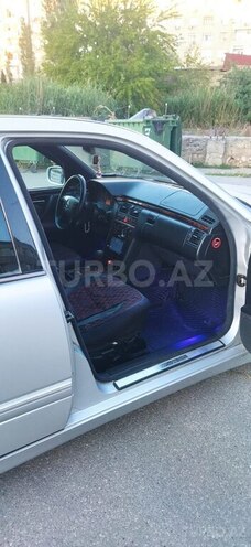 Mercedes E 270-9
