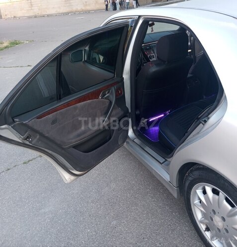 Mercedes E 270-10