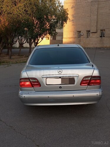 Mercedes E 270-6