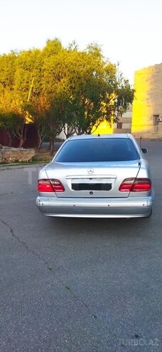 Mercedes E 270-4
