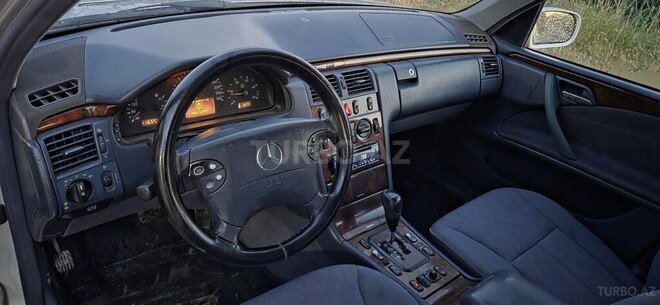 Mercedes E 220-12