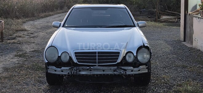 Mercedes E 220-11