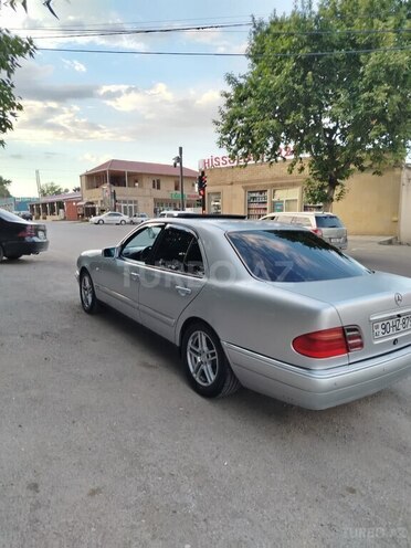 Mercedes E 230-4