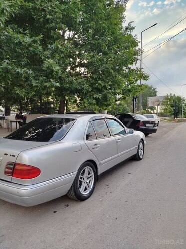 Mercedes E 230-5