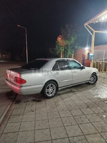 Mercedes E 230-9