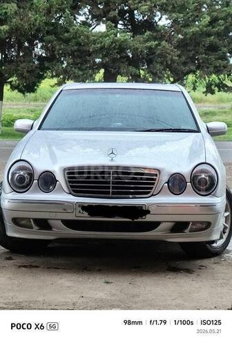 Mercedes E 240-1