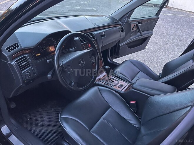 Mercedes E 240-11