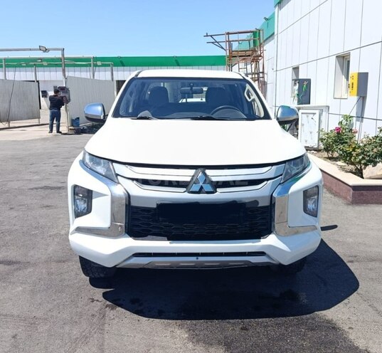 Mitsubishi L200-1