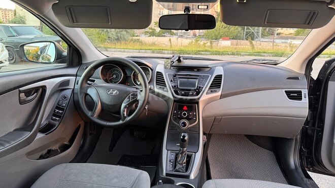 Hyundai Elantra-11