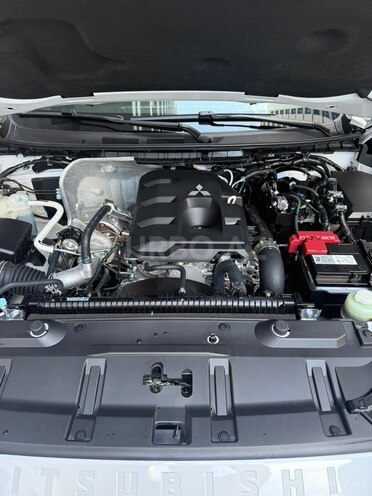 Mitsubishi L200-10