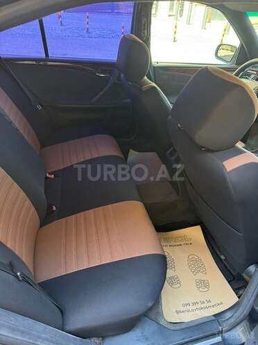Mercedes E 220-11