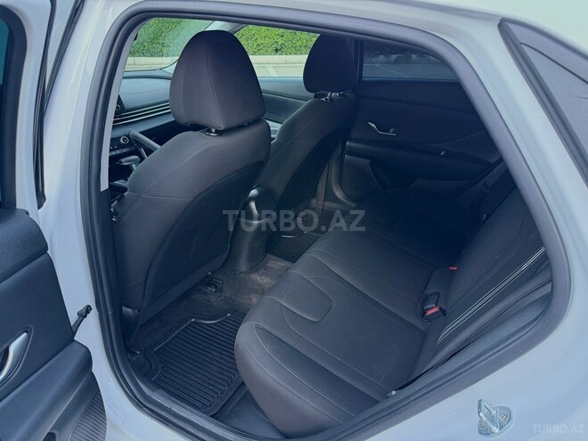 Hyundai Elantra-13
