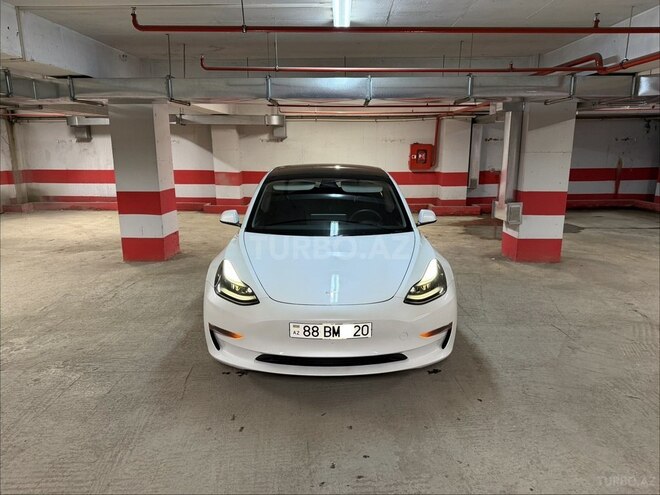 Tesla Model 3-1