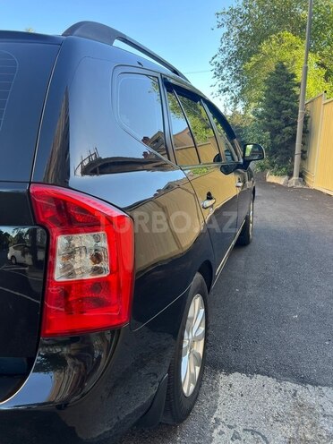 Kia Carens-4