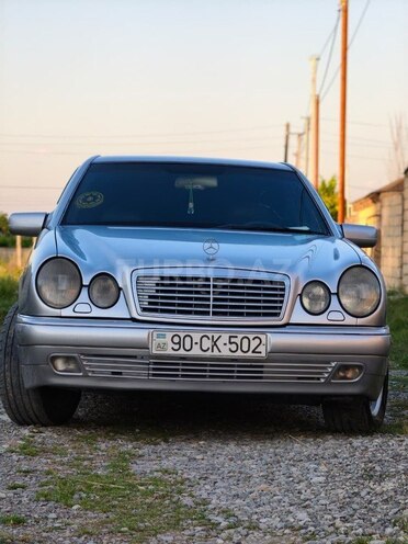 Mercedes E 220-11