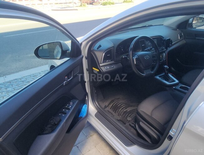 Hyundai Elantra-8