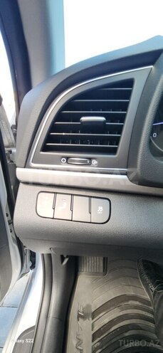 Hyundai Elantra-16