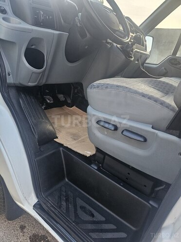 Ford Transit-10