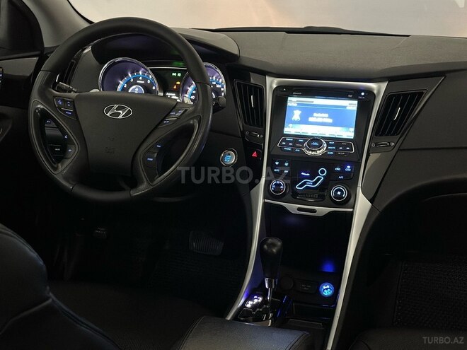 Hyundai Sonata-12