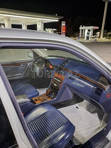 Mercedes E 240-12