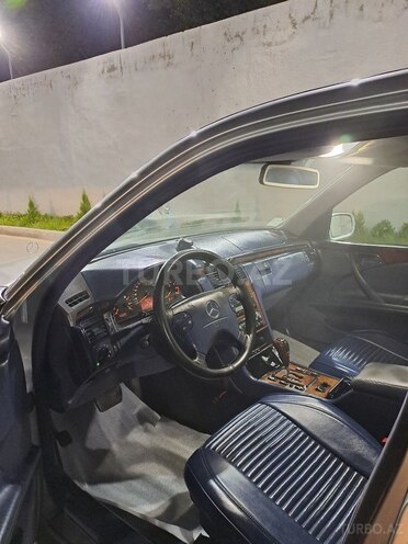 Mercedes E 240-10