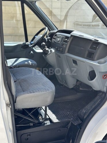 Ford Transit-12