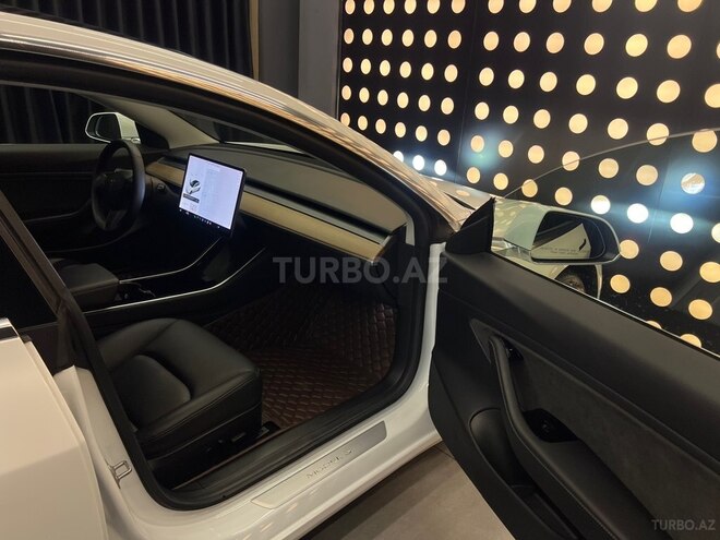 Tesla Model 3-10