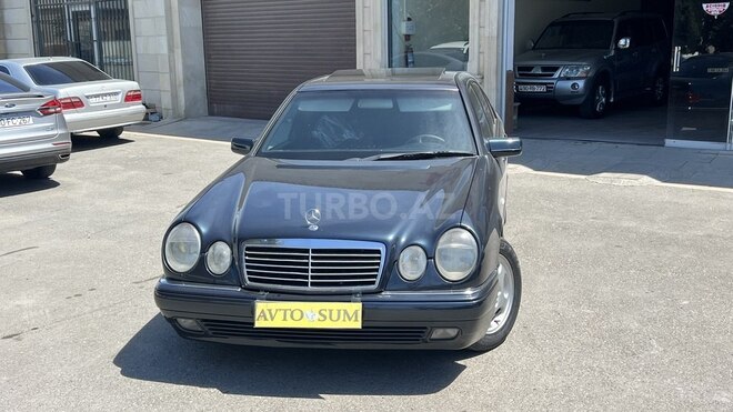 Mercedes E 240-1