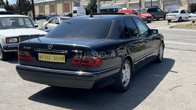 Mercedes E 240-11