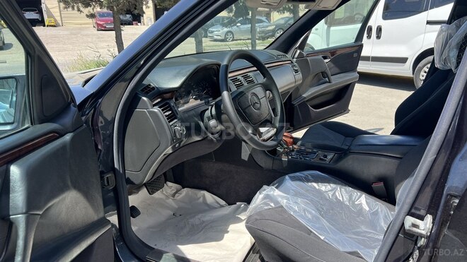 Mercedes E 240-19