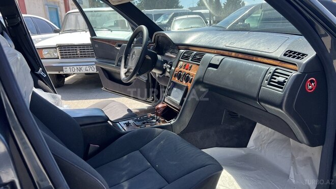 Mercedes E 240-17