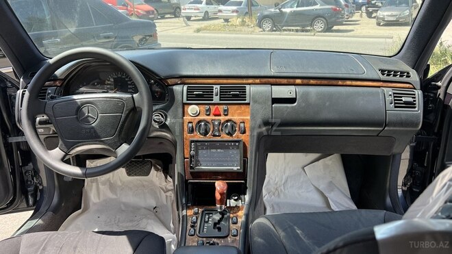 Mercedes E 240-13
