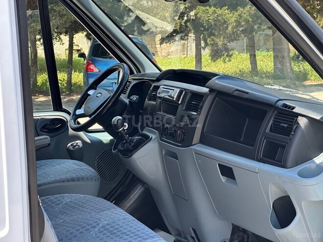 Ford Transit-10
