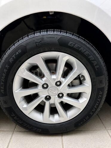 Hyundai Accent-14